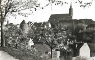 Bautzen. Blick von den Proitschenbergstufen nach Südosten über das Spreetal gegen den Altstadtkern mit der Gerberbastei und dem Dom