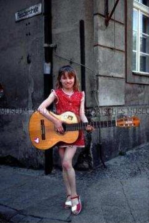Mädchen mit Gitarre, im Oderbruch