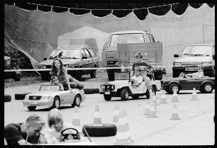Kinder in Kinderautos