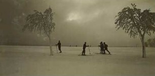 Erzgebirge im Winter. Skiläufer im Nebeltreiben bei Schellerhau