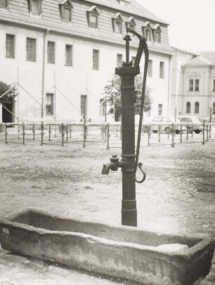 Handschwengelpumpe mit Steintrog