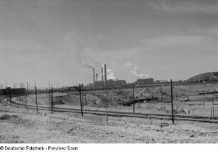 Blick auf eine Industrieanlage und einen Braunkohletagebau (Deutzen)