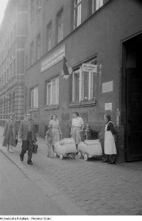 Frauen mit Kindern und Kinderwagen vor einer Mütterberatung in Plagwitz