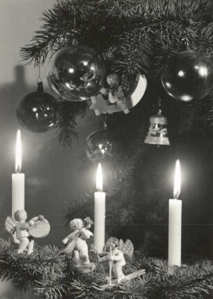 Weihnachtliche Dekoration mit Figuren (u. a. Wendt und Kühn). Holz, gedrechselt, lackiert