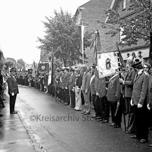 Volks- und Schützenfest: Festumzug: Marktplatz: Schützenvereine mit Fahnenabordnungen sind angetreten, 5. August 1973