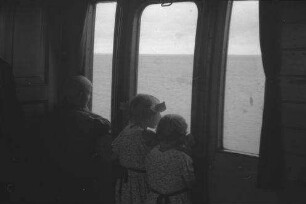 Hindenburgdamm: Kinder am Fenster des Zuges
