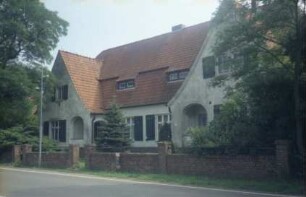 ehemaliges Gut Trenthorst-Wulmenau: Zentrale: Wulmenau 3: traufständiges Doppelwohnhaus: Straßenfront mit Seitenrisaliten, Eingangsloggien