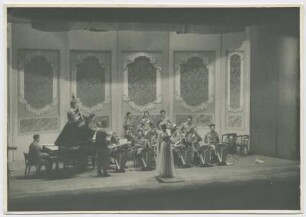 Marlene Dietrich (Pilsen, Mai 1945) (Archivtitel)