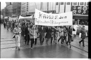 Kleinbildnegativ: Demonstration der Gabbe-Lehranstalt, 1971