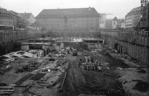 Freiburg: Großbaustelle der Tiefgarage am Karlsplatz