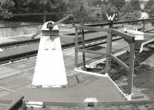 Olbernhau. Bahnhof (1875). Drehscheibe. Bedienerstand zum Drehen per Handkurbel. Rechts Rangiersignal