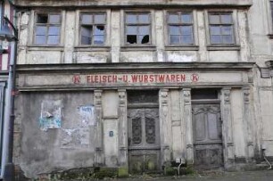 Ellrich - Hausruine : In der Hauptstraße steht diese Hausruine, zu DDR-Zeiten eine Konsum-Verkaufsstelle für Wurst. Aufgenommen am 15. November 2009 in Ellrich