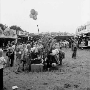 Volks- und Schützenfest: Schützenverein Sprenge und Umgebung e.V.: Festplatz mit Buden und Besuchern: im Vordergrund Stand mit Luftballons