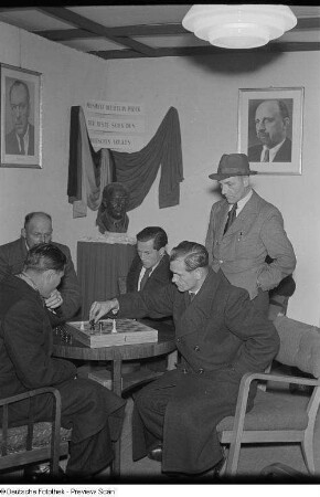 Fachbesucher beim Schachspiel