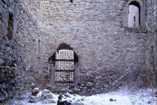 Innenhof der Burgruine, Mauern mit Türöffnungen
