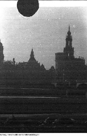 Dresden. Frauen mit Feldbahnlore, der "Trümmerbahn", am Neustädter Königsufer, um 1947