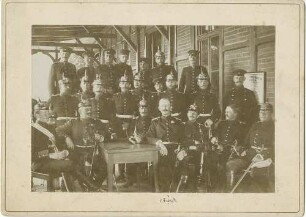 Gruppenbild im Kasino des Schiessplatz Lammsdorf, Offiziere (25 Personen), unter ihnen Max von Fabeck, General, in offener Pergola um einen Tisch teils stehend, teils sitzend