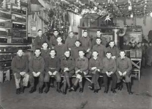 Gruppenaufnahme kriegsgefangener Franzosen zur Weihnachtsfeier