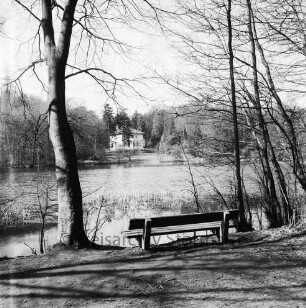 Manhagen-Teich: vorn Mitte Bank: rechts und links sowie am gegenüberliegenden Ufer Bäume: hinten Mitte Park-Hotel Manhagen