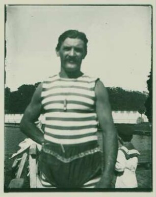 Posierender Bademeister, von vorn