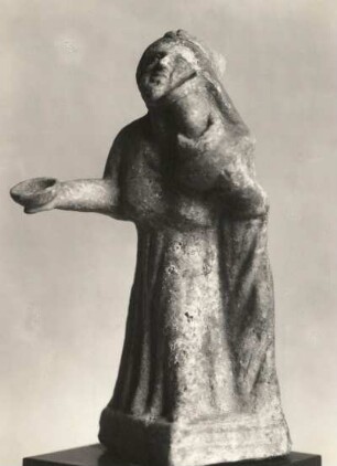 Alte Frau mit Flasche und Schale. Ton. Tanagra (Griechenland)