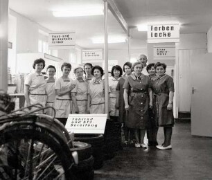 Fotografie der Belegschaft von Konsum Schrape