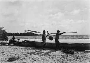 Strandansicht : Fischer und Boot an einem Strand.