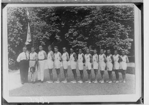 Männerturnergruppe des Turnvereins Krauchenwies im fürstlichen Park; links Vorsitzender Konrad Schlegel