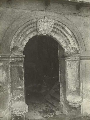 Miltitz, Herrenhaus des Ritterguts, Portal der 1. Hälfte des 17. Jh., 1890 in Meißen erworben bei Abbruch eines Hauses