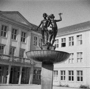 Brunnen : Brunnen. Metall, Stein (1956; W. Reinhold). Knabenpaar. Dresden-Südvorstadt, Schulhof der 3. Mittelschule