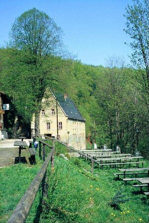 Blick vom Schlosshof zu einem Nebengebäude, ehemals Gefängnis; Bierzeltgarnituren