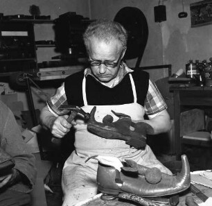 Kostümwerkstätten. Schuhmacher beim Herstellen eines Theaterschuhes