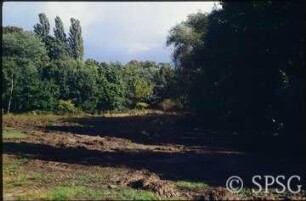 Potsdam, Park Sacrow, Verteilung von Kulturboden und geschreddertem Gehölzmaterials nahe der Fährstelle.