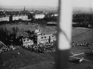 Flugplatz (Szene aus dem Dokumentarfilm "Gildehof-Flugtag des Haus Bergmann Zigarettenfabrik AG Dresden mit Gerhard Fieseler und Elly Beinhorn")