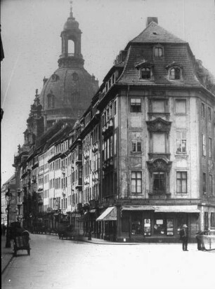 Dresden, Rampische Straße; im Hintergrund die Kuppel der Frauenkirche