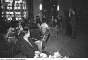 Dresden, Deutsches Hygiene-Museum Dresden. Chinesische Delegation im Museum, Februar 1953