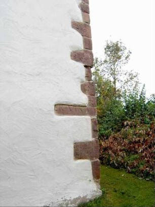 Kirchturm von Süden im Südosten - steinsichtige Eckquader in Übersicht mit verwendetem Römischem Werkstein mit Inschrift