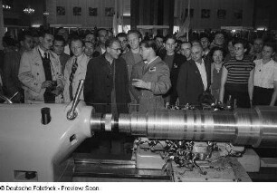 Vorführung einer Maschine der tschechoslowakischen Sektion auf der Leipziger Herbstmesse 1954