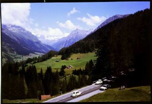 Klosters: Davoserstraße mit Silvretta-Gruppe
