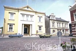 Hagenstraße 16 und Historisches Rathaus: im Vordergrund Markt, rechts Stadthaus: links Einmündung von Weg am Bürgerpark