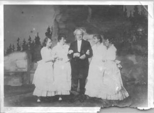 Die Jungfern vom Bischofsberg. Lustspiel in fünf Akten von Gerhart Hauptmann. Staatsschauspiel Dresden, Dresdner Erstaufführung am 1.09.1927 : Gerhart Hauptmann mit den Jungfern vom Bischofsberg (vermutlich in der Inszenierung vom 13.09.1932 anläßlich seines 70. Geburtstages)