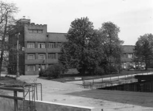 Dresden-Niederwartha. Pumpspeicherwerk Niederwartha (1927/1930). Werksgelände. Blick gegen ein Gebäude