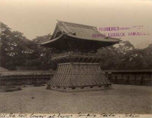 Tokio. Glockenturm (1605, im Zweiten Weltkrieg zerstört) des Zojoji-Tempels in Minato
