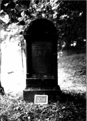 Grabstein 235 [Nir S. 136f. Nr. 14.01]