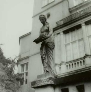 Frau mit Muschel : Frau mit Muschel. Zinkguß; H. ca. 1,35 m (wohl um 1855). Dresden-Loschwitz, Schillerstraße 12, Garten der Villa Thorwald
