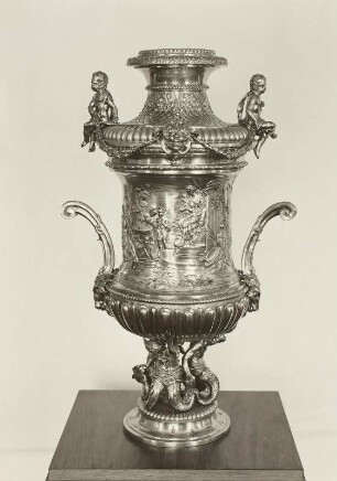 Vase getragen von 3 Tritonen
