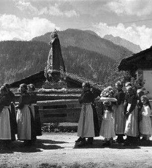 St. Lorenzen im Lesachtal, Mädchen in der Volkstarcht des lesachtales bei der Fronleichnams-Prozession