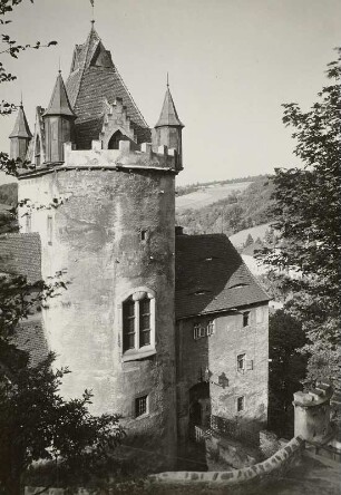 Liebstadt. Schloß Kuckuckstein (Wiederaufbau 15. Jh., Umbau 1796-1802). Bergfried und Eingang mit Zugbrücke