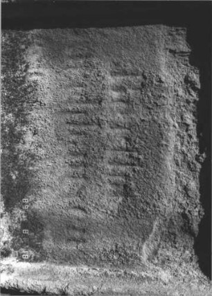 Grabstein 4 (Index: 100105127) Material: Sandstein Zustand: sehr stark verwittert, Einsatz im Giebel zerstört Maße HxBxT: 64x42x19 cm Beschreibung: Stele auf getrepptem Sockel, eingezogener Giebel mit konkaven Abschlüssen und rundem Einsatz (zerstört), vertiefter Textteil Symbolik: zerstört: Grabstein 4A