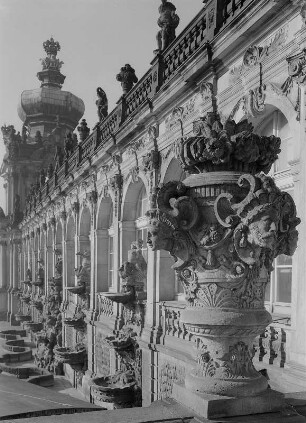 Dresden. Zwinger, Blick entlang der Langgalerie O Richtung Kronentor